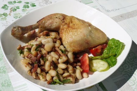 Фото к рецепту: Теплый фасолевый салат с беконом