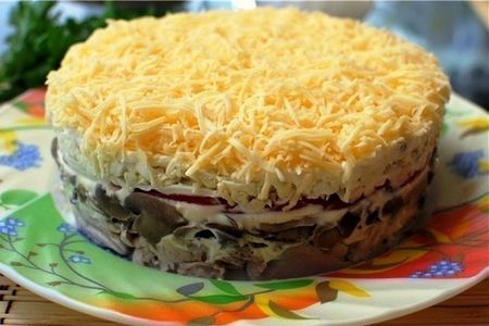 Фото к рецепту: Слоёный салат с копчёной курицей и грибами 