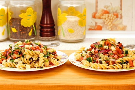 Фото к рецепту: Тёплый салат с макаронами, колбасой, овощами и зеленью