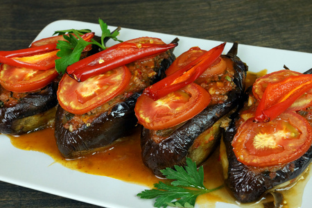 Фото к рецепту: Баклажан фаршированный мясом, карныярык