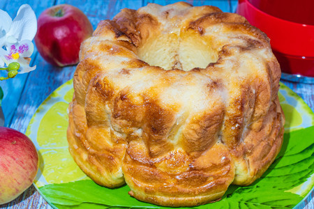 Фото к рецепту: Сладкий яблочный пирог из дрожжевого теста на молоке