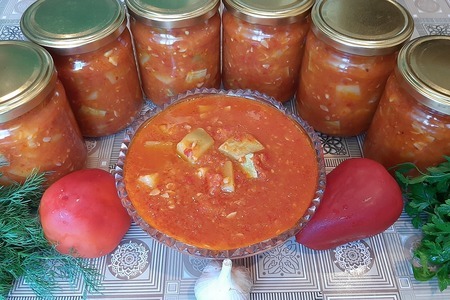 Фото к рецепту: Салат из кабачков в томатном соусе на зиму