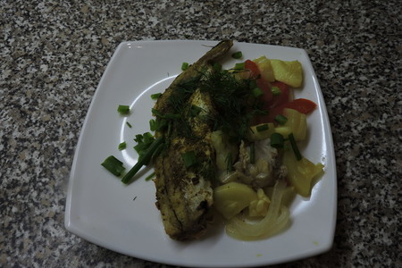 Фото к рецепту: Рыба запечённая с овощами в духовке