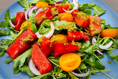 Фото к рецепту: Салат с арбузом гриль и овощами 