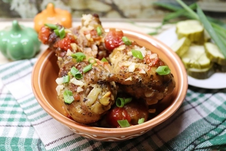 Фото к рецепту: Жареные куриные голени с соевым соусом и помидорами