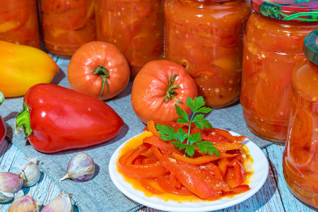 Фото к рецепту: Лечо из помидоров и болгарского перца на зиму, без стерилизации