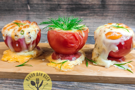 Фото к рецепту: Яичница в помидорах с сыром в духовке