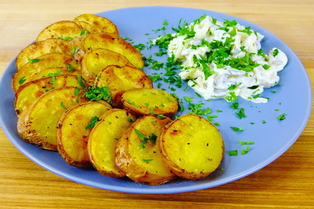 Фото к рецепту: Золотая картошка с салатом