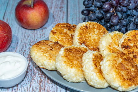 Фото к рецепту: Творожные сырники с яблоками