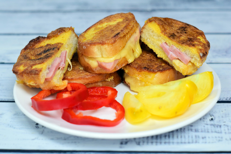 Фото к рецепту: Закрытые бутерброды на сковороде для быстрого перекуса