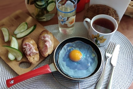 Фото к рецепту: Голубая яичница #накормишкольника