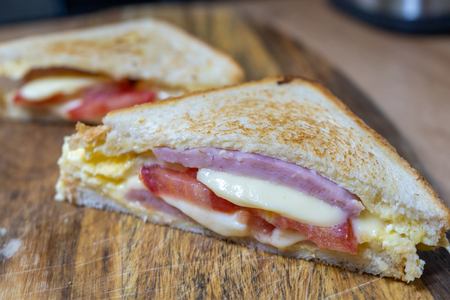 Фото к рецепту: Горячие бутерброды с ветчиной, сыром и яйцом
