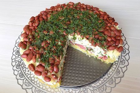 Фото к рецепту: Слоеный салат с сыром, колбасой и консервированной красной фасолью
