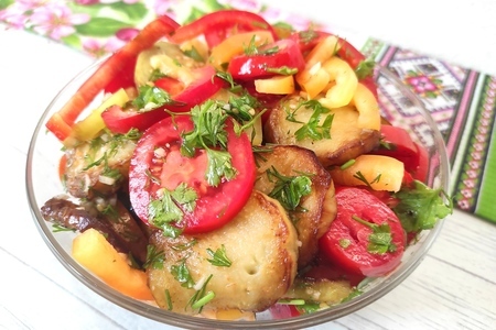 Фото к рецепту: Яркий и вкусный салат из баклажанов с помидорами