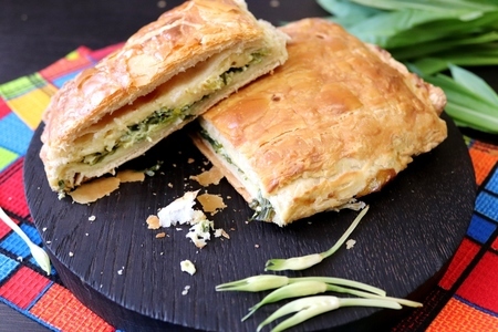 Фото к рецепту: Пирог из слоёного теста с зеленым луком и сыром #накормишкольника