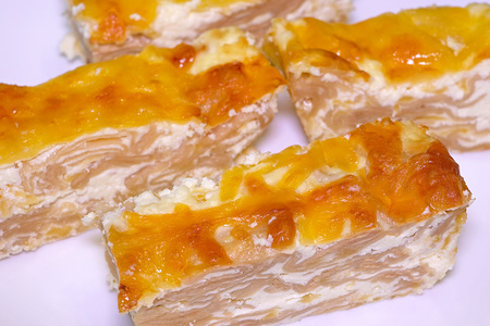 Фото к рецепту: Рваный сырный пирог из лаваша на кефире