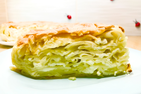 Фото к рецепту: Ачма - великолепный слоеный пирог с сыром