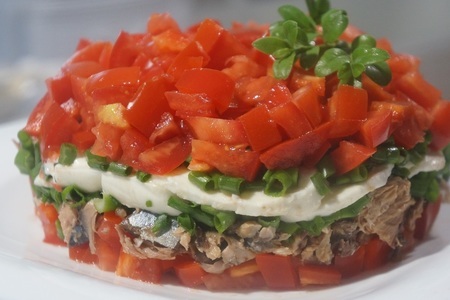 Фото к рецепту: Салат со скумбрией и помидорами
