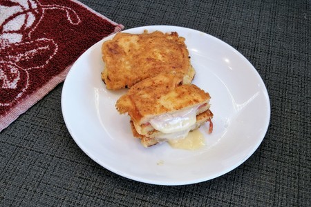 Фото к рецепту: Горячие бутерброды с сыром и колбасой