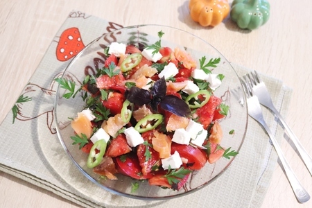 Фото к рецепту: Салат из помидоров с красной рыбой