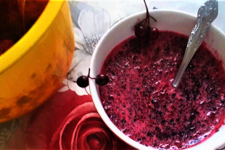 Фото к рецепту: Черноплодная рябина (арония) перетертая с сахаром без варки