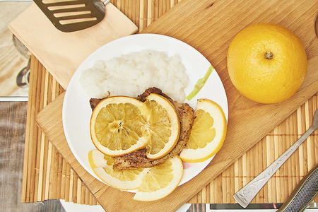 Фото к рецепту: Свиная корейка на косточки, с апельсином в духовке