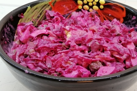 Фото к рецепту: Салат из свеклы с жареными солеными огурцами