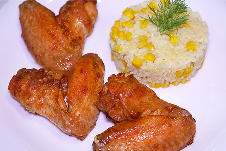 Фото к рецепту: Куриные крылышки в духовке, сочные и хрустящие