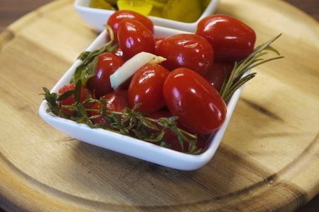 Малосольные помидоры черри с итальянским акцентом