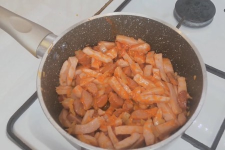 Фото к рецепту: Сардельки в томатном соусе