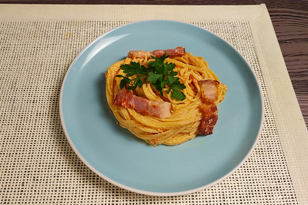 Фото к рецепту: Паста с сыром фета, помидорами черри и беконом