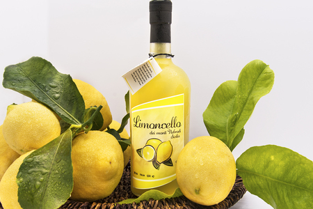 Фото к рецепту: Домашний лимончелло, простой рецепт настойки на водке
