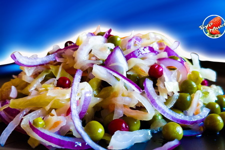 Фото к рецепту: Салат из квашеной капусты