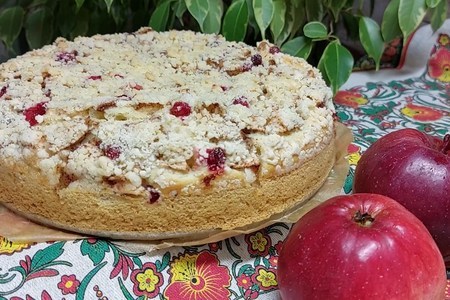 Фото к рецепту: Яблочный пирог с клюквой и песочной крошкой