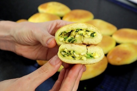 Фото к рецепту: Пирожки с яйцами и луком