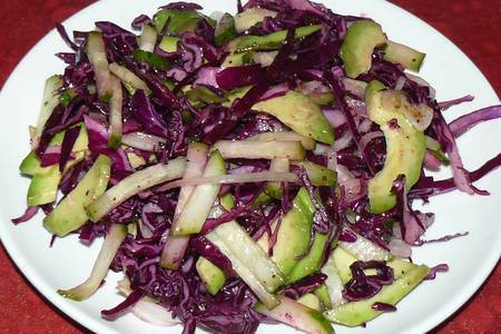 Фото к рецепту: Салат с авокадо и краснокочанной капустой