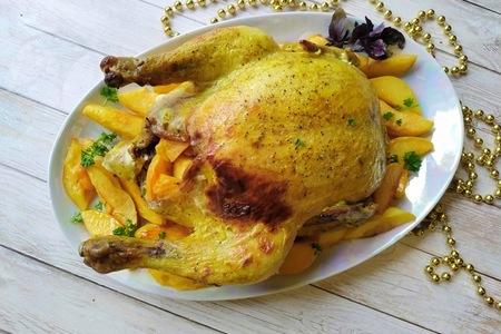 Фото к рецепту: Запеченная курица в духовке, фаршированная айвой