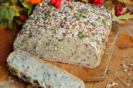 Фото к рецепту: Деревенский пшеничный хлеб "семечковый"