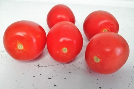 Фото к рецепту: Три рецепта простых салатов с помидорами