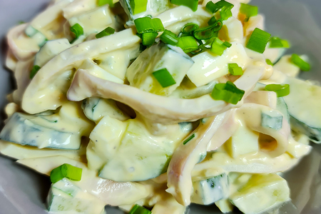 Лёгкий салат с кальмарами яйцами и свежими огурцами