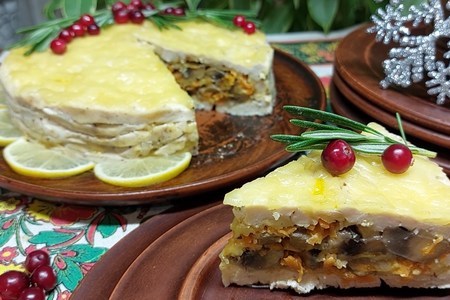 Фото к рецепту: Мясная закуска с курицей и грибами "серпантин"