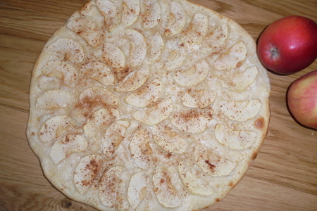 Фото к рецепту: Белая пицца (с яблоками и корицей)