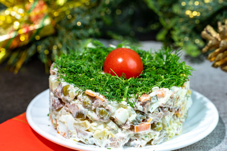 Фото к рецепту: Салат «оливье» с говядиной и овощами в сметанно-майонезном соусе