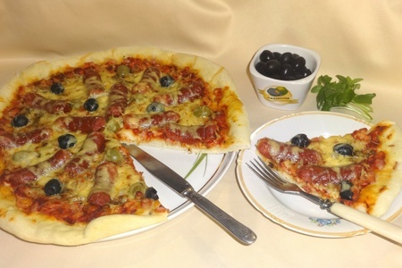 Фото к рецепту: Пицца с колбасками и оливками