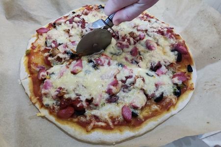 Фото к рецепту: Пицца "4 мяса с перчиком халапеньо"
