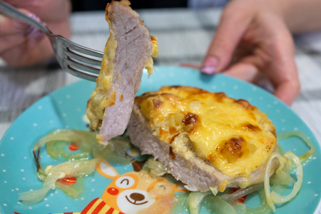 Фото к рецепту: Мясо с ананасом и сыром в духовке