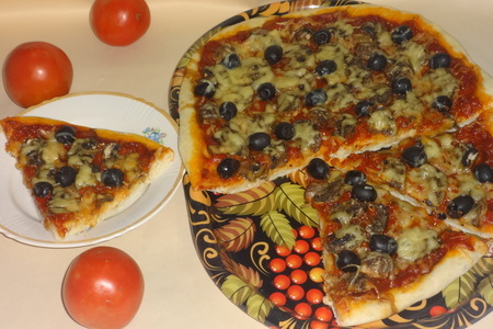 Фото к рецепту: Пицца с грибами и оливками