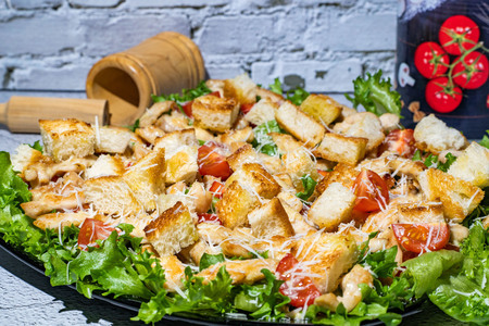 Салат «цезарь» с курицей и сухариками под соусом на праздничный стол