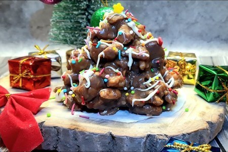 Фото к рецепту: Торт муравейник с шоколадным кремом и арахисом