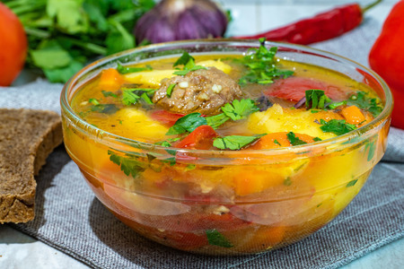 Фото к рецепту: Суп-шурпа из мяса баранины с овощами и специями по-узбекски